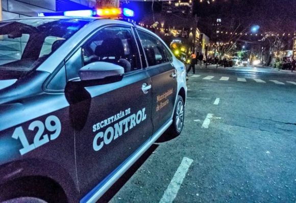 Le inhabilitaron la licencia al conductor que dio positivo en alcohol y cannabis tras evadir un control y chocar a un agente