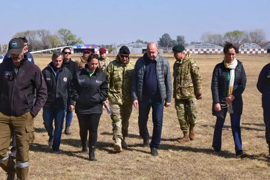 Perotti visitó la base operativa de los brigadistas que combaten los incendios en las islas