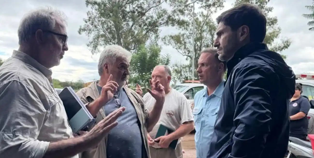 Durante la recorrida, el mandatario inspeccionó la obra de defensa hídrica ejecutada por el Gobierno Provincial y verificó el funcionamiento del sistema de bombeo.