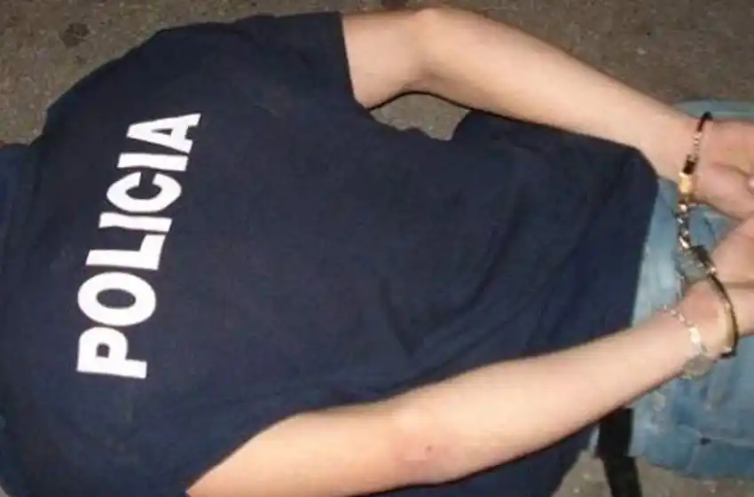 Arrestaron a una mujer policía: en un ataque de celos le baleó el auto a su ex pareja