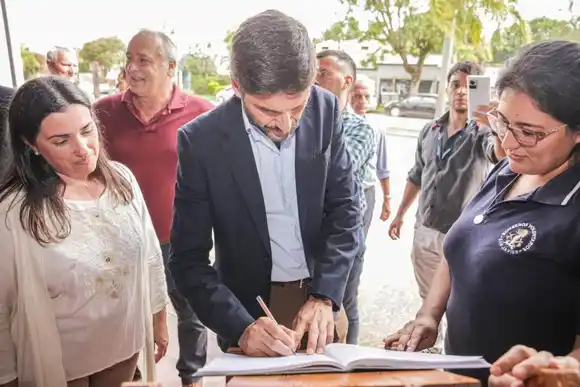 Pullaro entregó escrituras de viviendas en Helvecia y San Javier