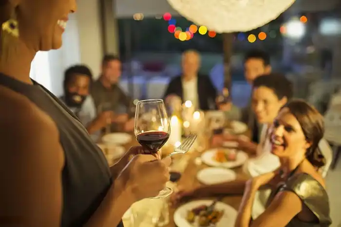 Estudio confirmó que irse de las fiestas sin saludar te ahorran hasta dos días al año