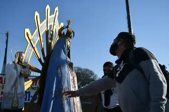 Miles de fieles peregrinan a Luján para pedirle y agradecerle a la Virgen