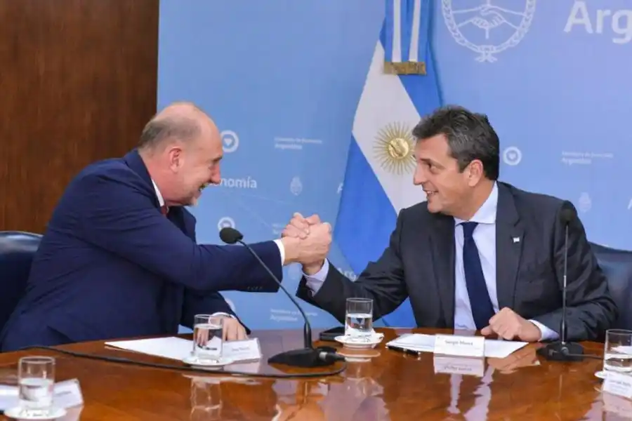 Massa: "Quiero que el laburante santafesino pague la leche barata"