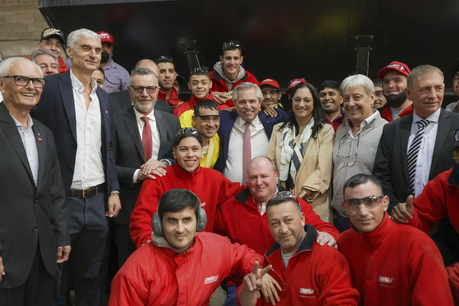 Alberto Fernández posó con trabajadores de una empresa santafesina.
