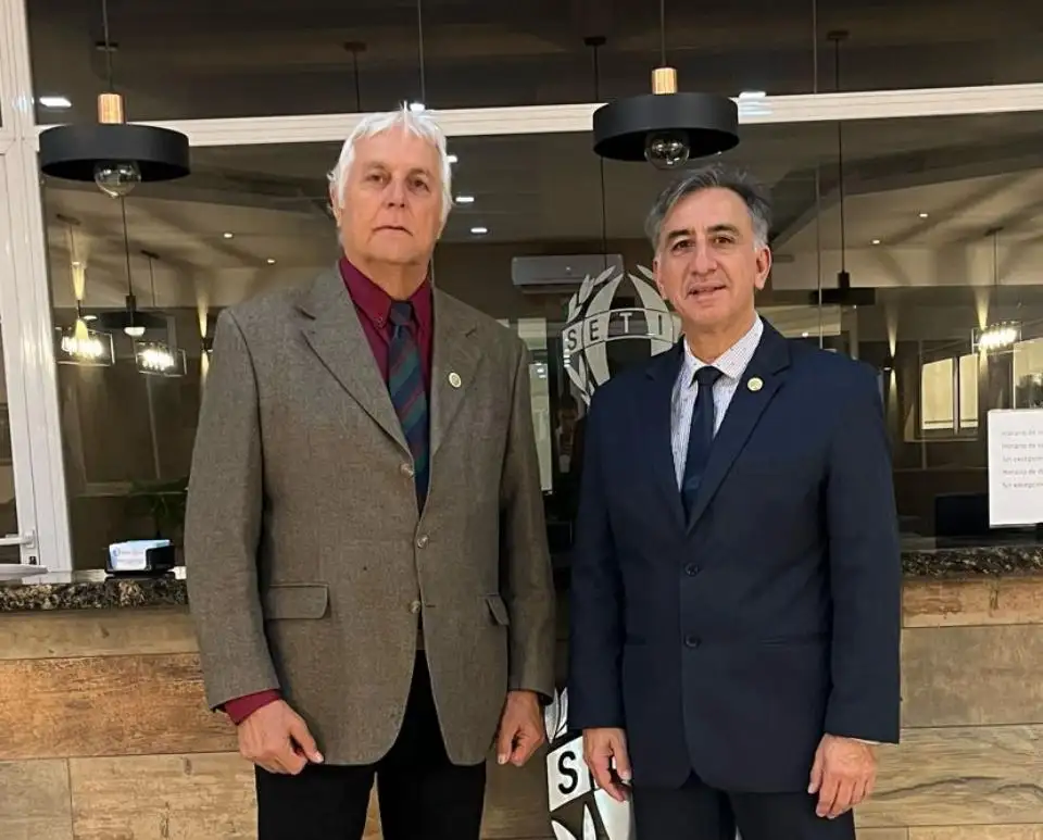 El nuevo presidente del Club Independiente de Maipú, Fernando González, junto a Alejandro Yapuncic.