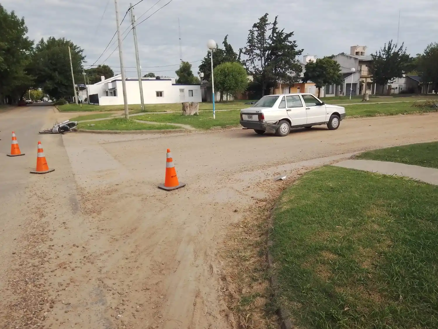 Circulaba en motocicleta cuando colisionó la parte posterior de un automóvil