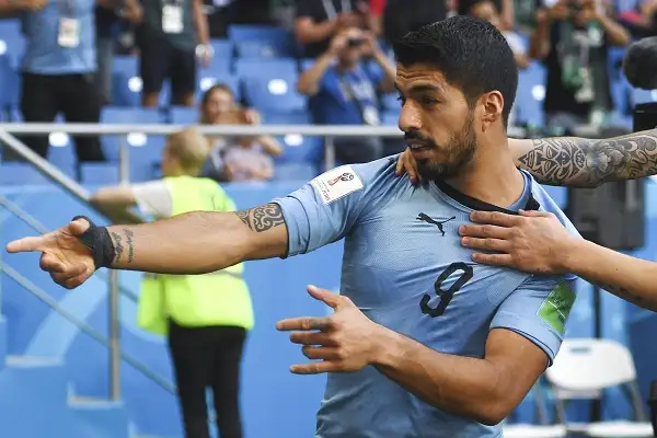 Uruguay venció a Arabia con gol de Suárez y se clasificó a octavos
