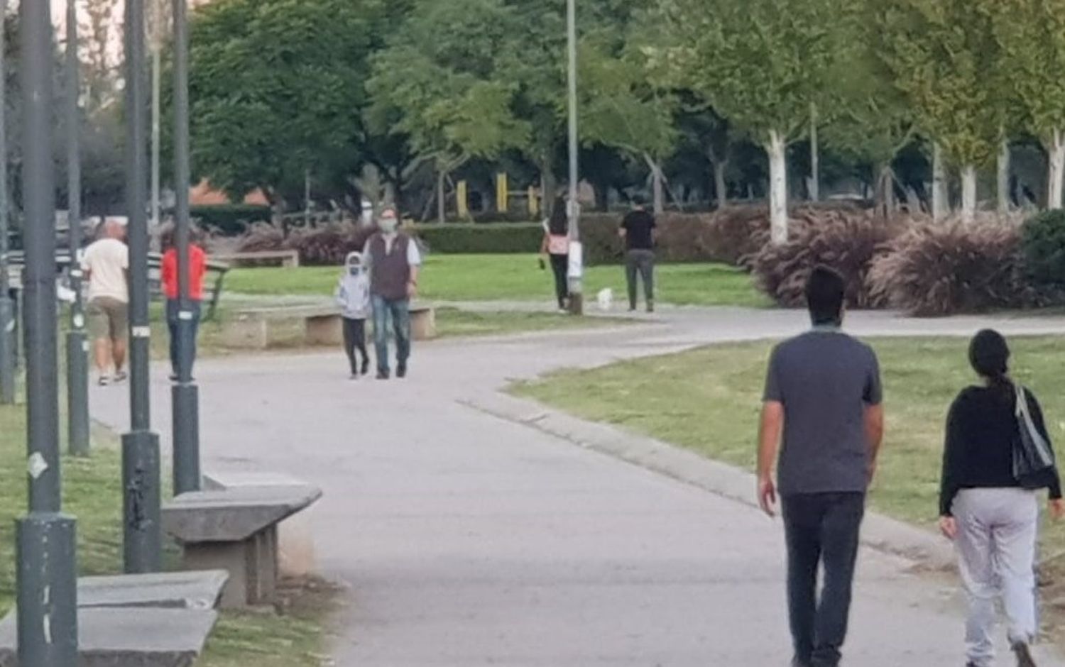 Bebía alcohol en el Parque de Colectividades, quiso escapar de un control y atropelló a un agente de la GUM