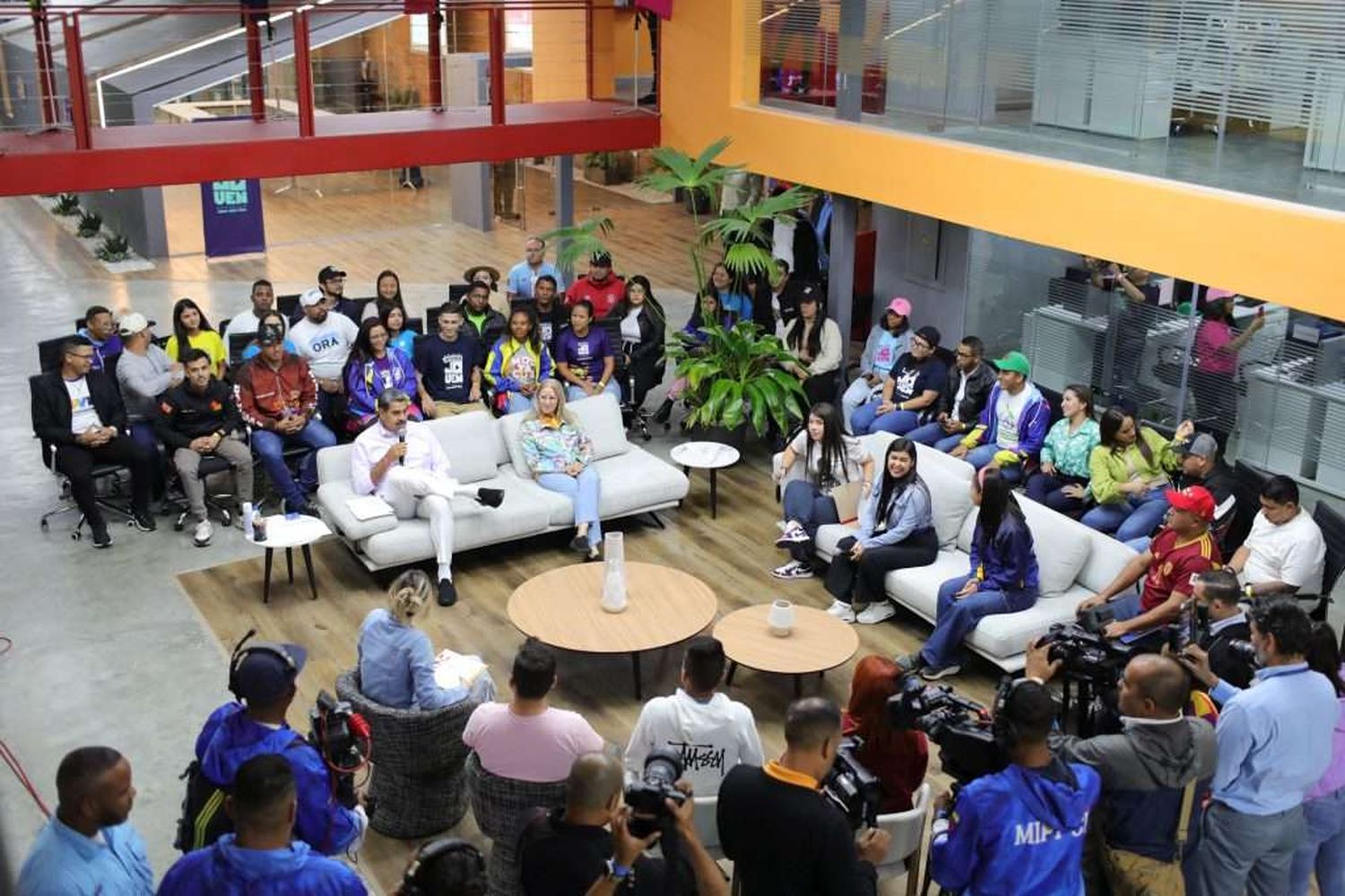 Maduro llama a los jóvenes a TOMAR LAS CALLES Y LAS REDES : «Tenemos la verdad»