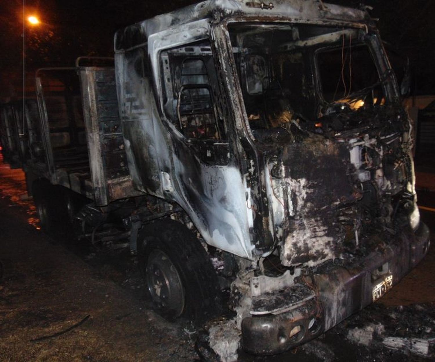 El camión incendiado en marzo de este año. Crédito: Bomberos de Venado Tuerto.