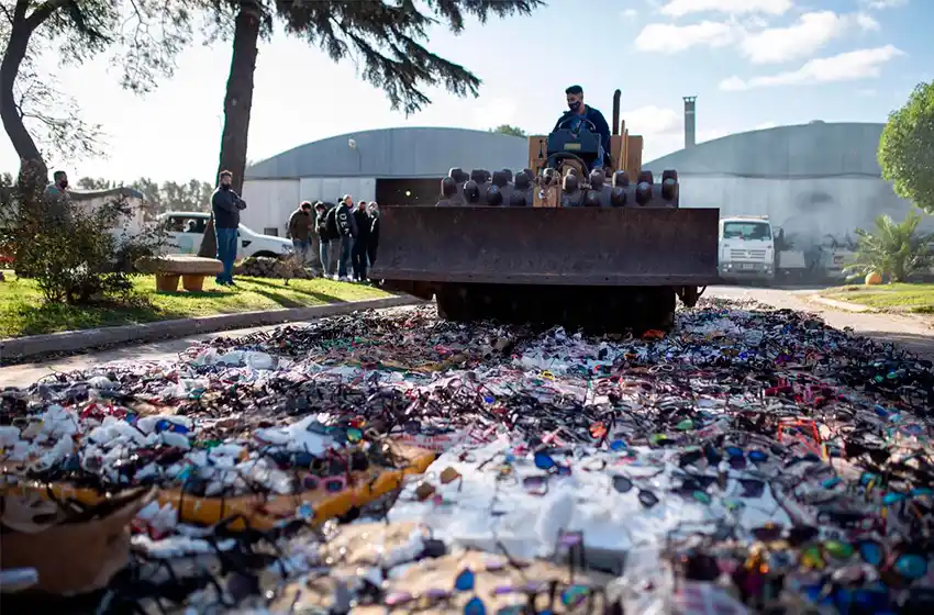 El Municipio destruyó cerca de 6 mil lentes que se comercializaban de modo ilegal