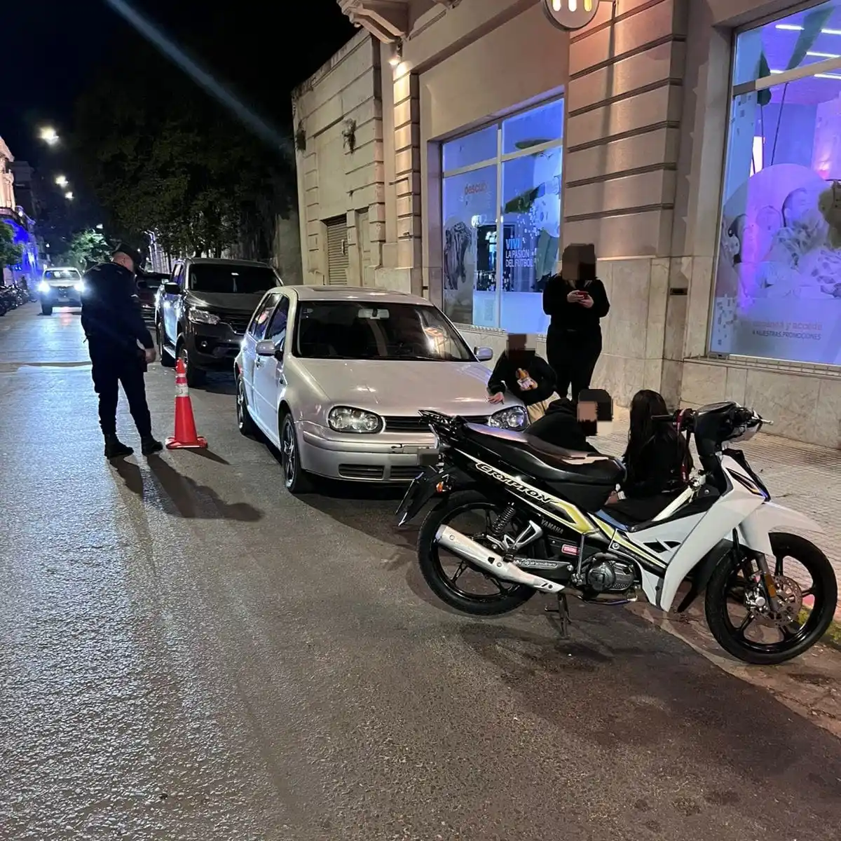 Siniestro vial en pleno centro: una motociclista resultó herida tras la apertura de la puerta de un auto
