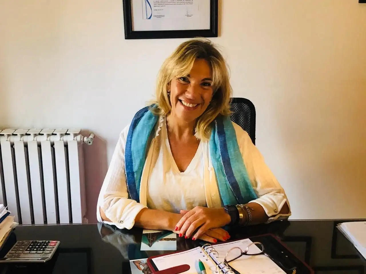 Marcela Scaruzzi trabajando en su estudio de abogacía.