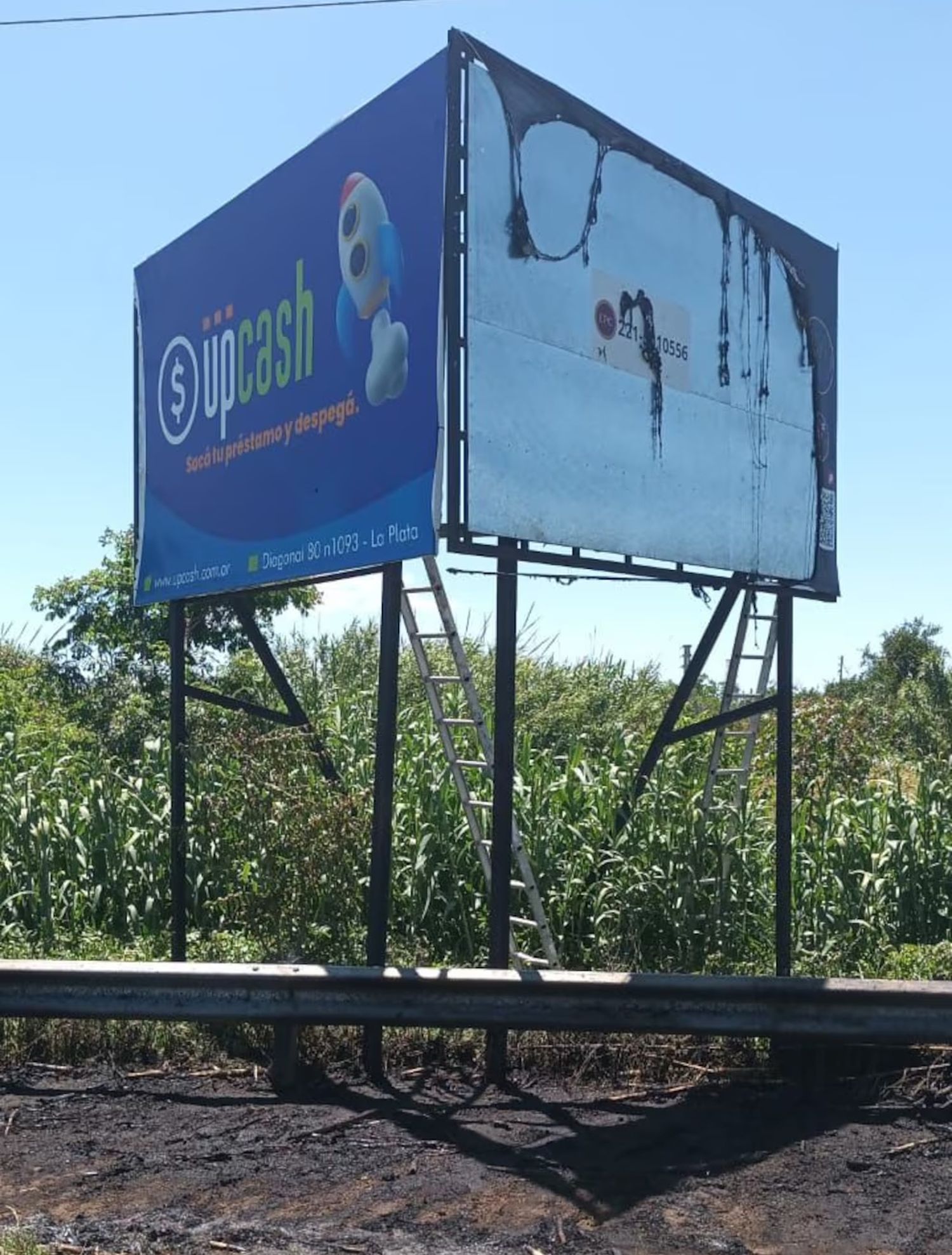 Murió el operario que sufrió una descarga eléctrica cuando colocaba un cartel en Berisso