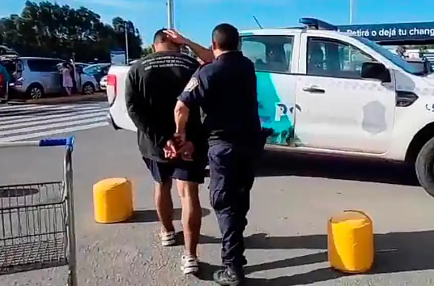 Trató de robar tres perfumes de un supermercado