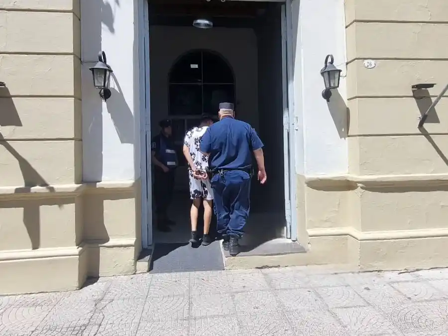 Un joven ingresó a una vivienda, tomó del cuello y golpeó a una mujer