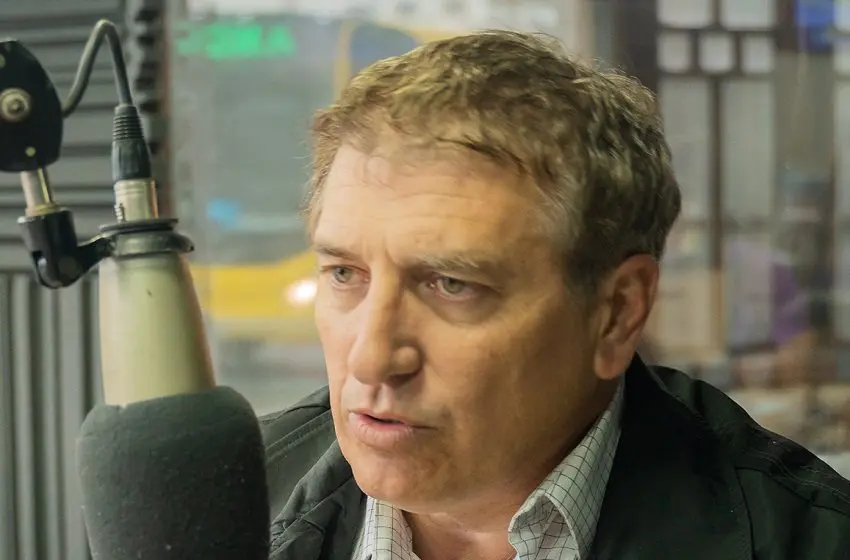 Claudio Giglioni: “La radio te acompaña en la soledad, buscando explicaciones de sinsabores en el cielo raso”