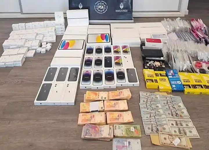 Incautaron medio centenar de teléfonos celulares de alta gama, notebooks, auriculares, tablets, dos computadoras, relojes inteligentes, lápices electrónicos, más de noventa cargadores, cables USB, gran cantidad de fundas para celulares, vidrios templados.