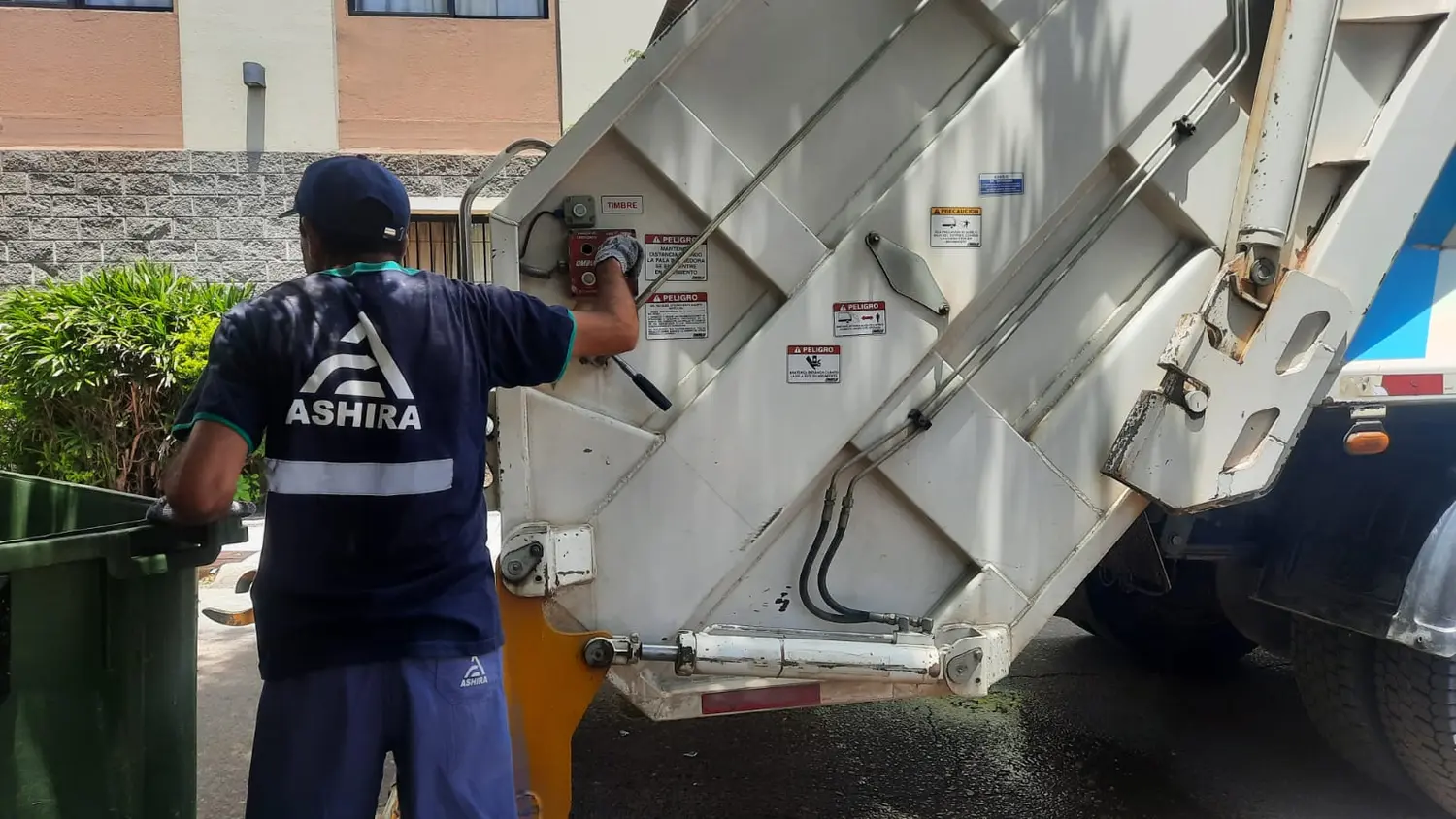 La empresa Ashira tiene a su cargo el servicio de recolección de residuos.