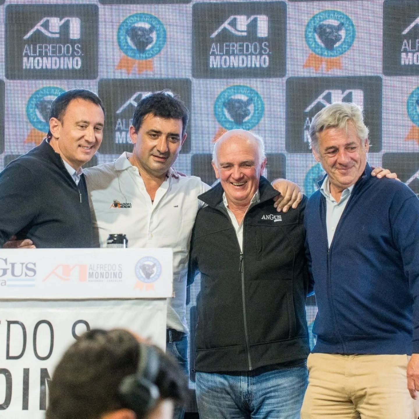 Marcos y Roberto Mondino, junto a Alfonso Bustillo y Nicolás Pino, presidentes de la Asociación Argentina de Angus y de la Sociedad Rural Argentina, respectivamente
