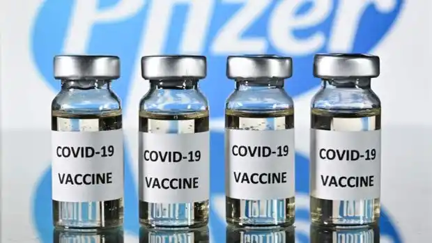 La Agencia Europea recomendó una tercera dosis para la vacunados con Pfizer.