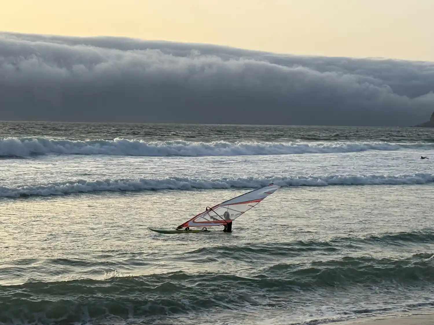 Un raro 'tsunami' de nubes sorprende a bañistas en Portugal