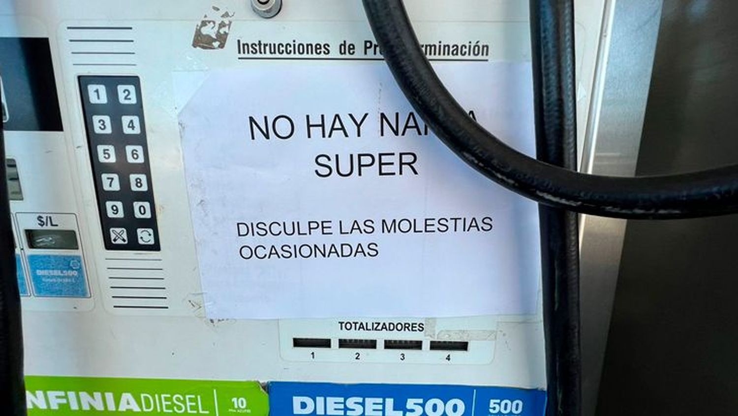 Petroleras desmienten problemas de abastecimiento, aunque las estaciones se quedan pronto sin naftas.