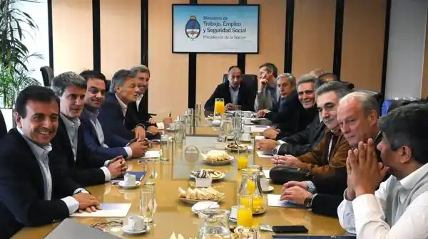 La UIA le bajó el tono a la discusión por el bono de fin de año