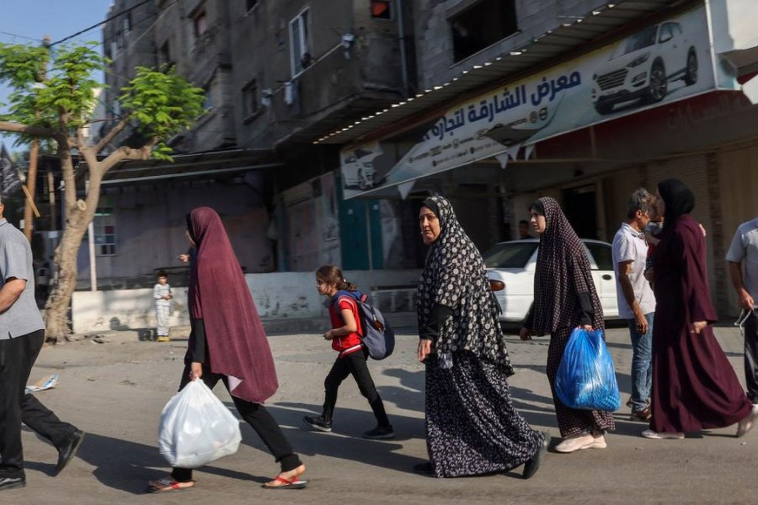 Pobladores de Gaza dejan sus hogares.  Foto: AFP / Telam