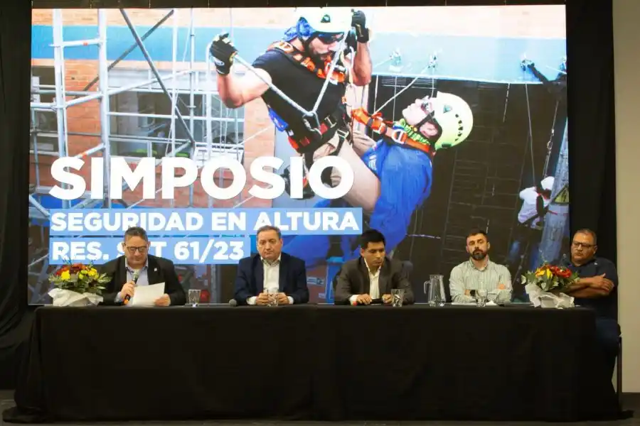Provincia y el Colegio de Higiene, Seguridad y Salud Ocupacional llevaron a cabo un simposio de seguridad en altura.