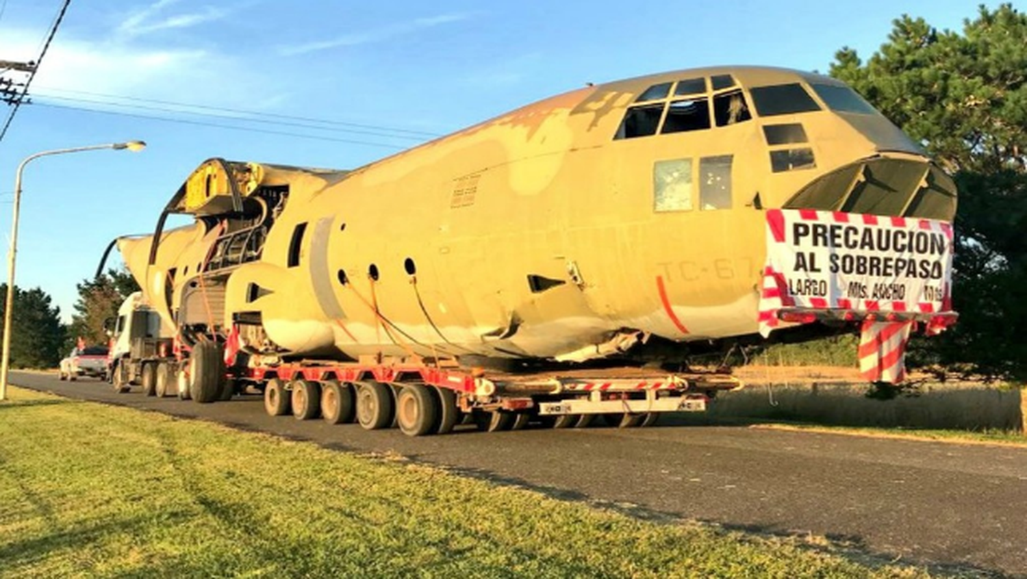 Trasladaron desde Tandil un avión Hércules al cenotafio de Malvinas en Pilar
