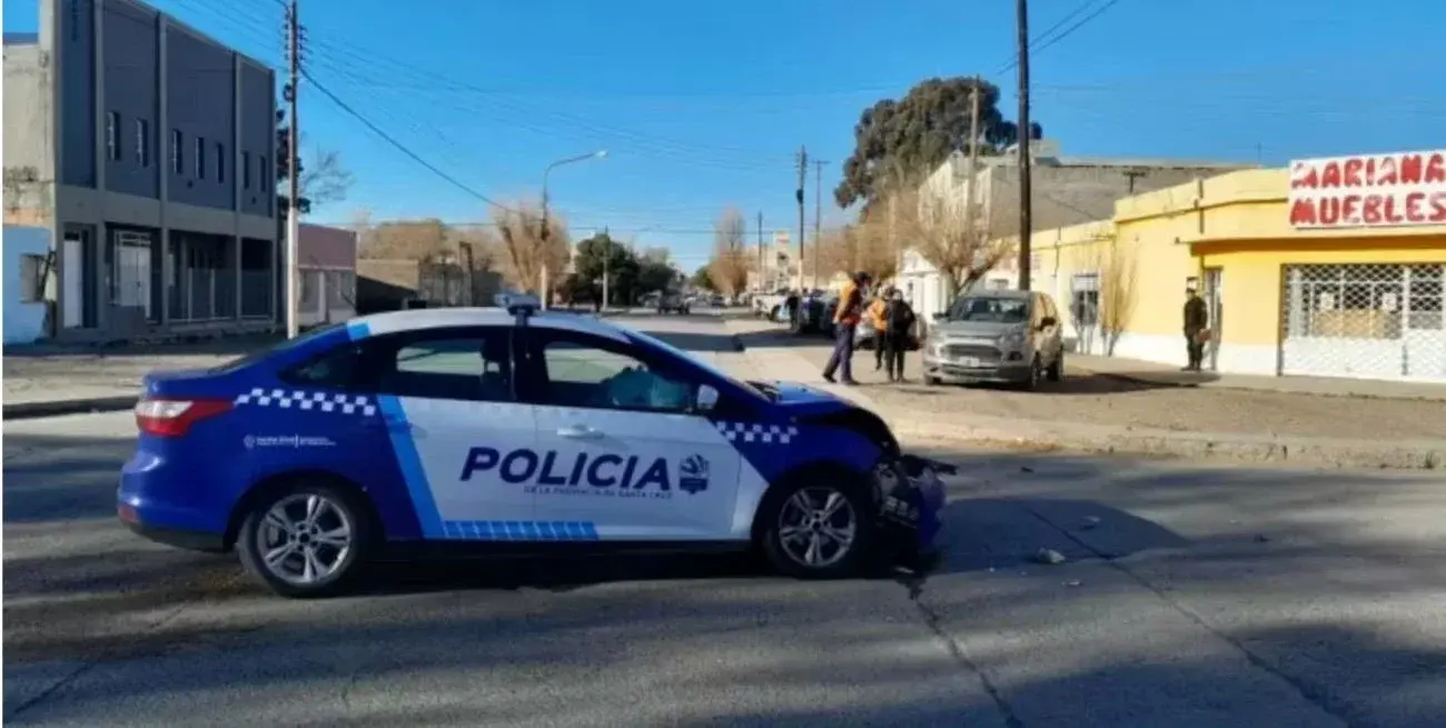Una niña de 7 años fue encontrada sola dentro de un automóvil
