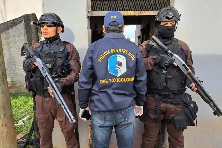 La policía incautó droga, secuestró un arma de fuego y detuvo a tres personas en un barrio entrerriano