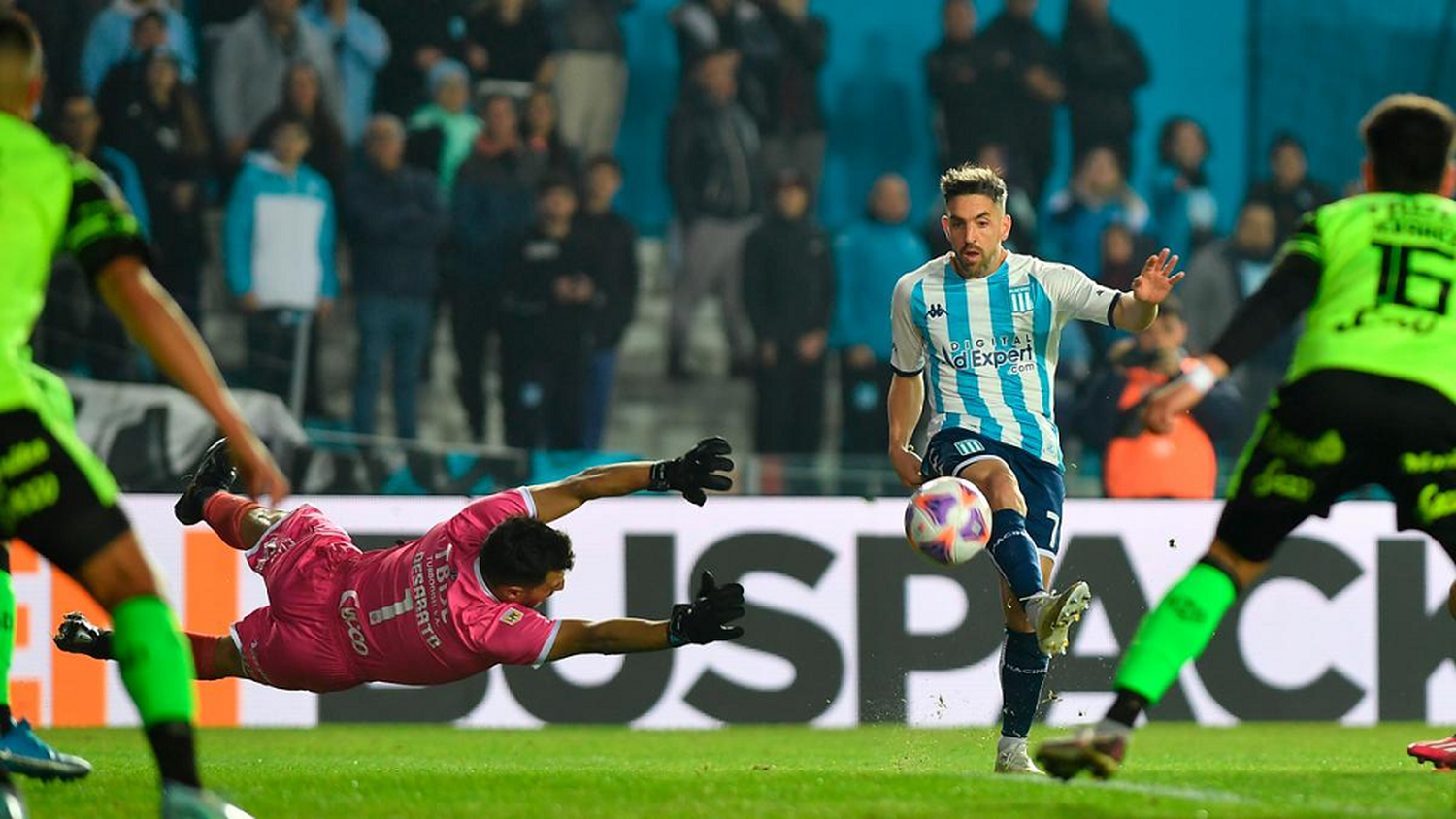 Racing no pudo con un hombre más y empató con Barracas Central