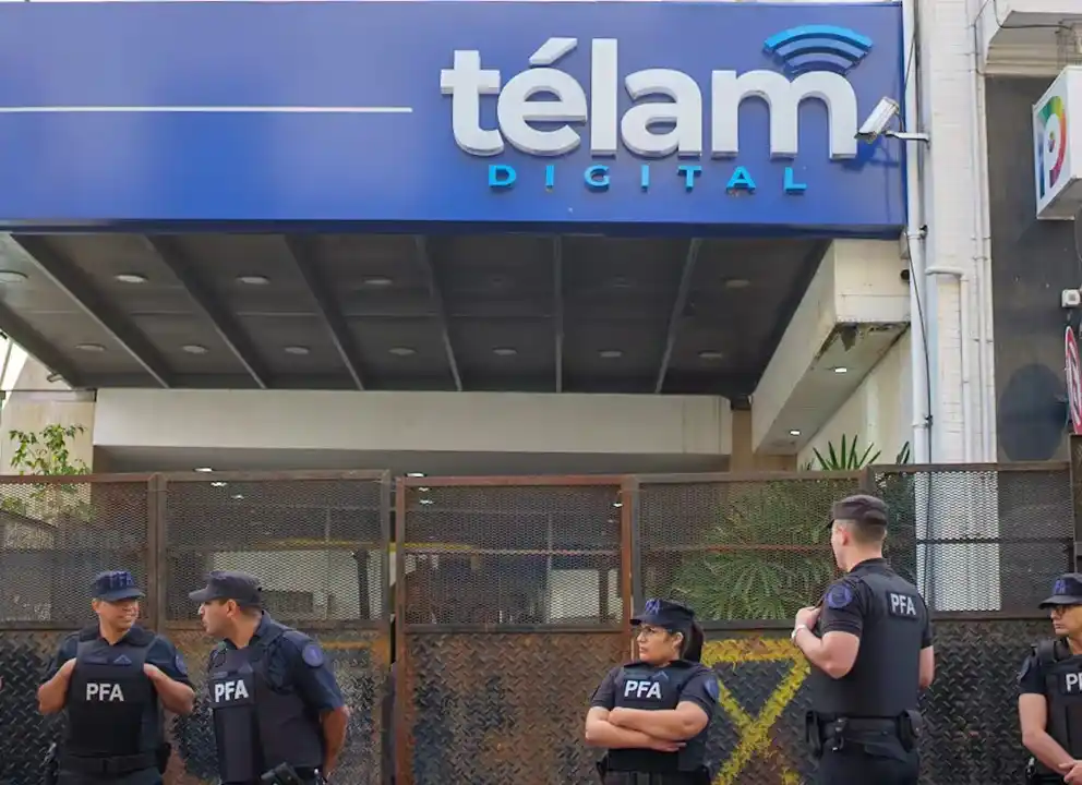 El edificio de Télam amaneció vallado.