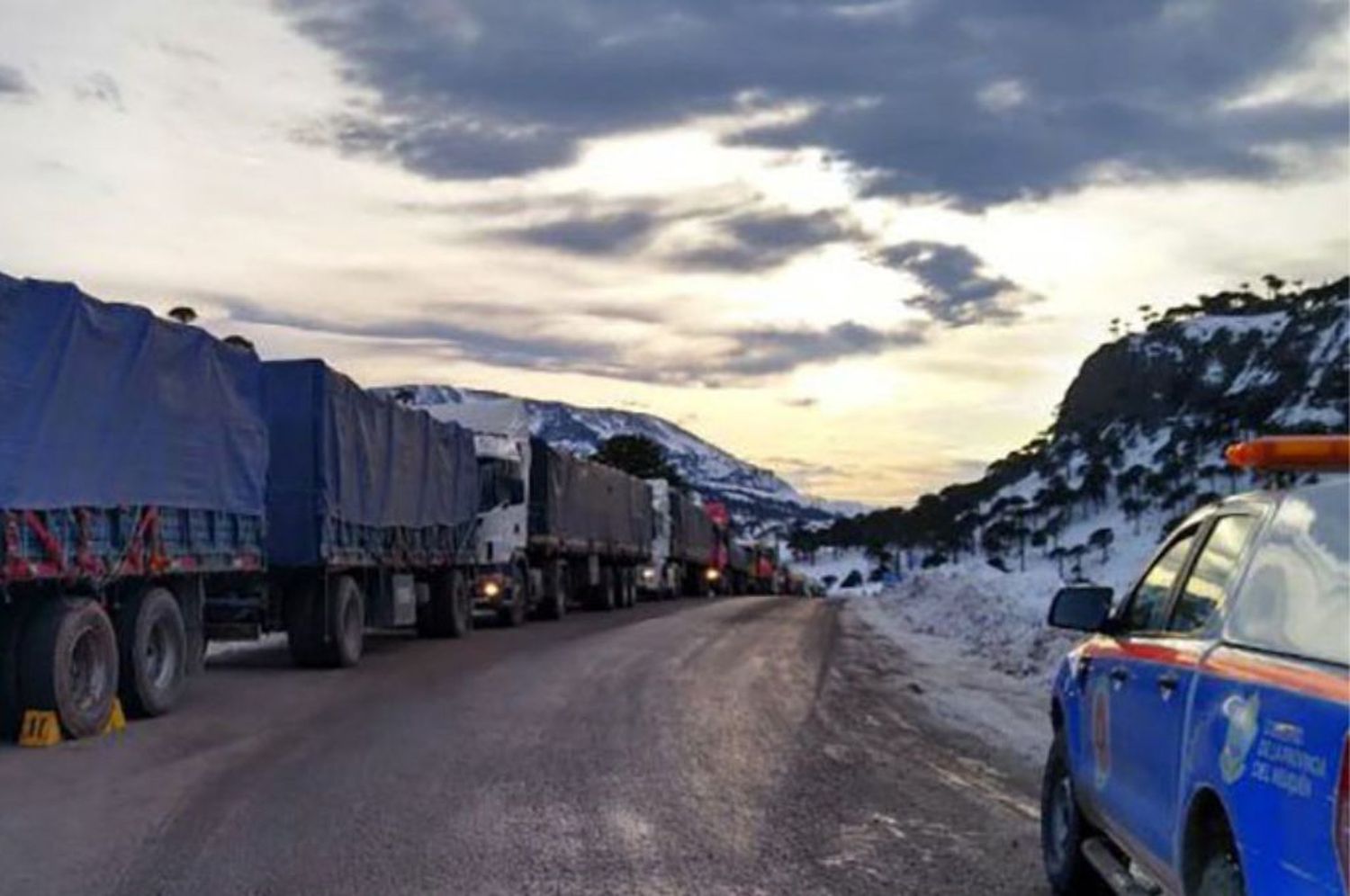 Unos 40 camiones quedaron varados tras el cierre del paso fronterizo Pino Hachado