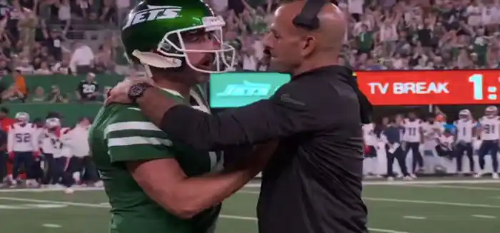 Aaron Rodgers se cruzó con su entrenador Robert Saleh en un momento que algunos calificaron como "incómodo" (Vía: X).