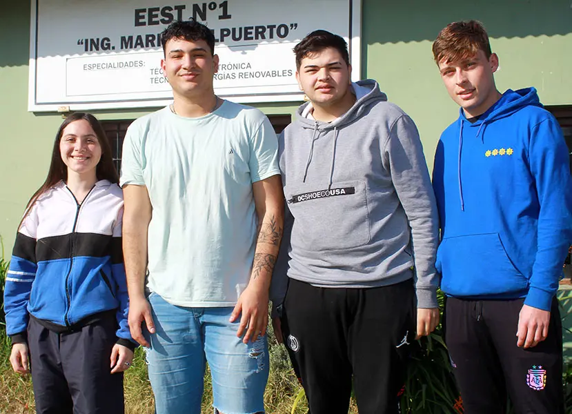 Jóvenes piensan en su futuro y no descartan irse del país