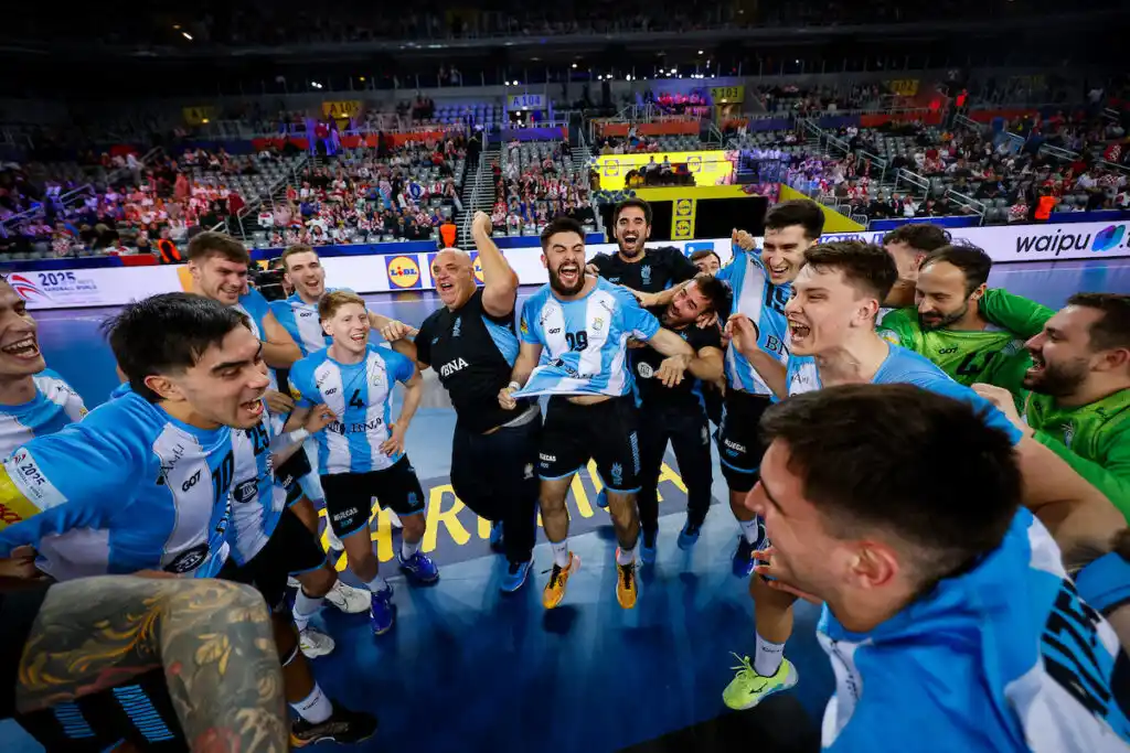 Argentina celebrando el primer triunfo en el Mundial: (Foto: Anze Malovrh / kolektiff)