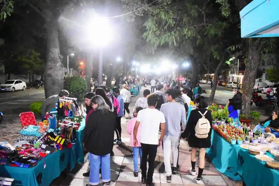 Gran cantidad de personas en la feria Tarde 
con amigos, especial Día del Trabajador