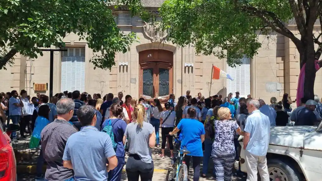 Trabajadores de la salud y vecinos realizaron un abrazo solidario en las puertas del Hospital San Carlos de Casilda