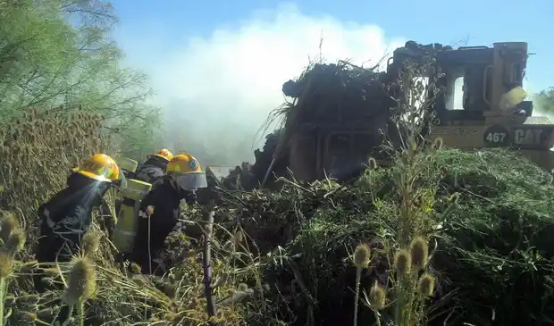 Fuego en una topadora cuando trabajaba en las vías del ferrocarril
