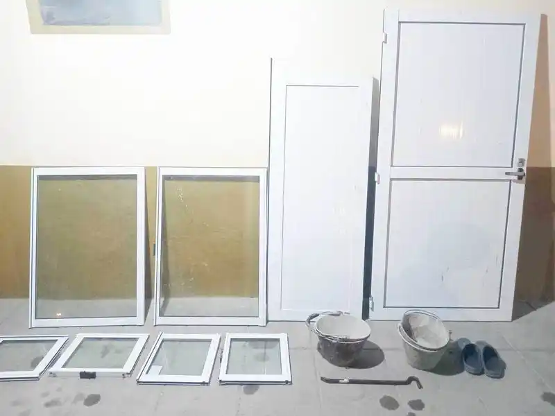 Tres detenidos por robar 
materiales de construcción