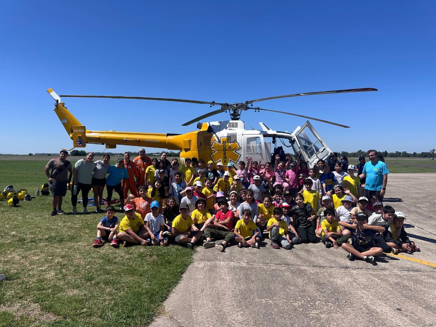 Los niños tuvieron la posibilidad de conocer el helicóptero.