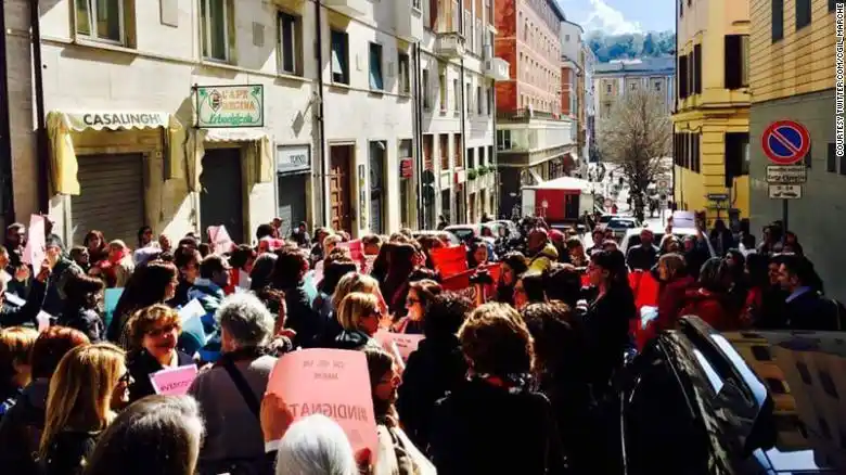 Italia: absueltos de violación porque la víctima era “muy masculina”
