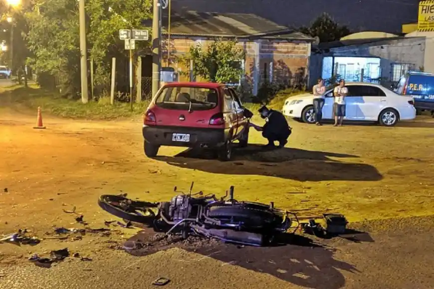 Un motociclista fue hospitalizado tras un violento choque contra un auto