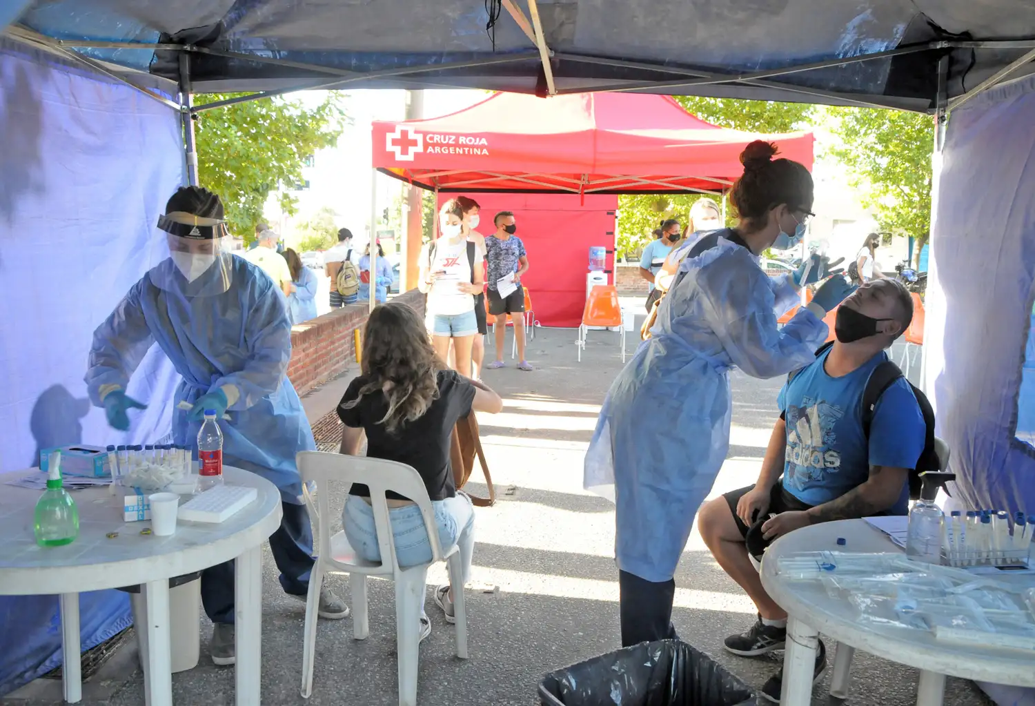 Por las vacunas, la letalidad del coronavirus disminuyó de 3% a 0,3% en dos años en Argentina