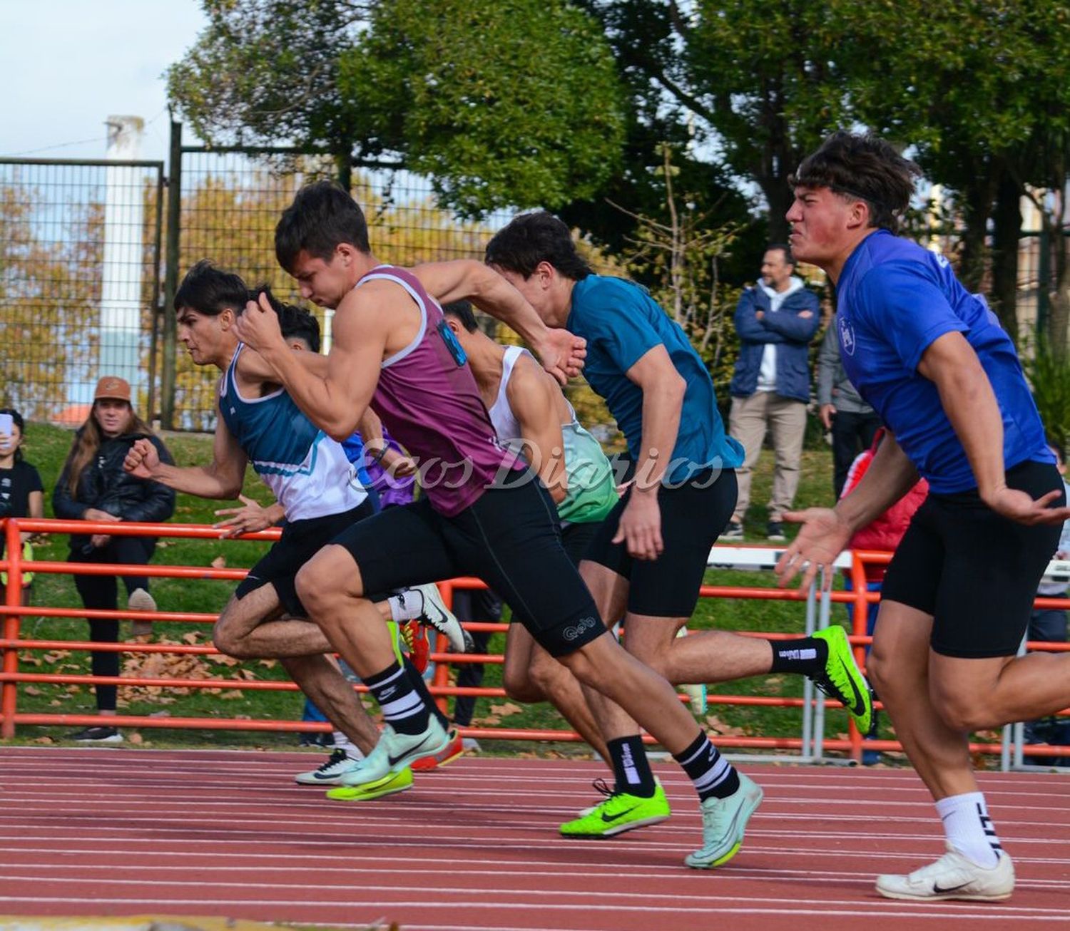La largada de Facundo Muguiro en los 200 metros llanos (camiseta violeta)