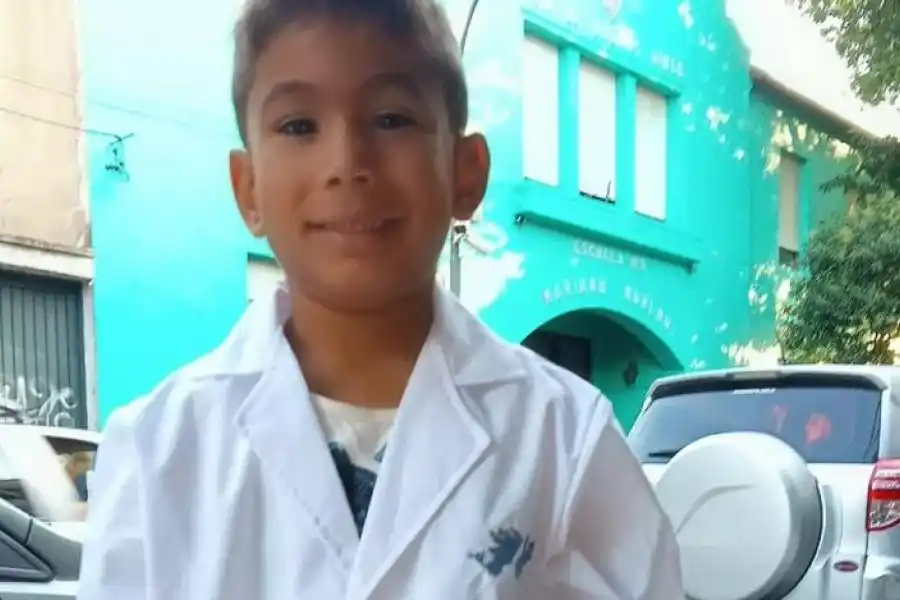 Sus ídolos son los héroes de Malvinas: pidió que le borden las islas en el guardapolvo